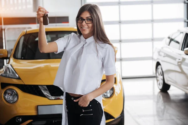 Retrato Uma Jovem Mulher Bonita Olhando Para Câmera Carro Mostrando — Fotografia de Stock