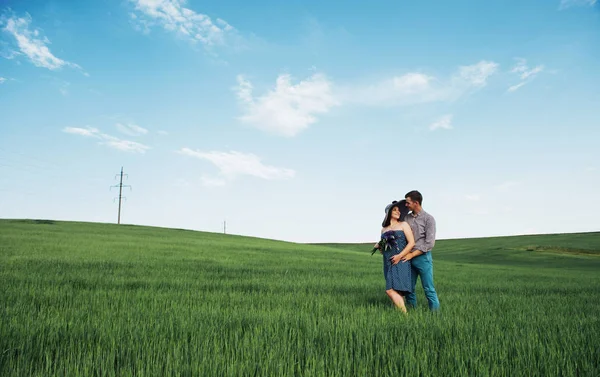 Familia Feliz Abrazándose Campo Trigo Verde Madre Esperando Niño Las — Foto de Stock