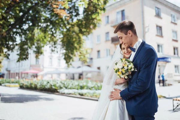 Porträtt Lyckliga Bröllopsparet Utomhus Fantastisk Sommardag — Stockfoto