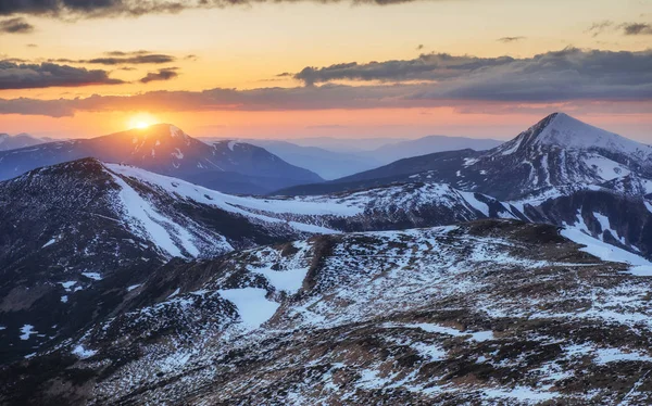 カラフルな春カルパティア山脈国立公園の山並みに沈む夕日 ウクライナ ヨーロッパ — ストック写真