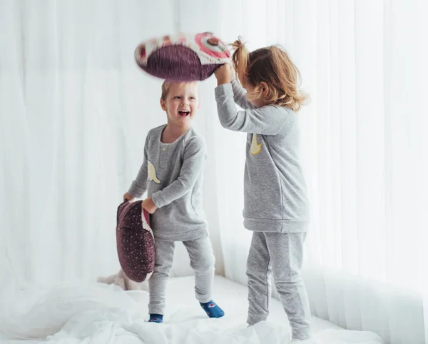 Niños Pijama Suave Cálido Jugando Cama —  Fotos de Stock