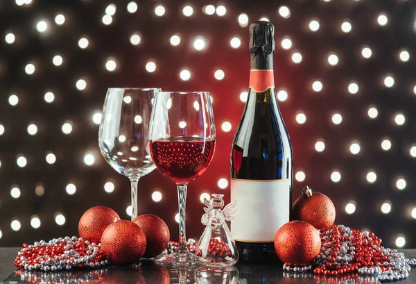 Natal Ano Novo Decorações Festivas Garrafa Vinho Tinto Dois Copos — Fotografia de Stock