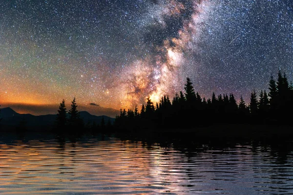 在海面上繁星闪烁的天空 梦幻般的银河 流星雨 喀尔巴阡山 乌克兰 — 图库照片