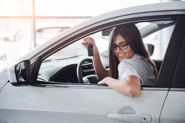 Mladá Šťastná Žena Poblíž Auto Klíče Ruce Koncept Nákupu Vozu — Stock fotografie