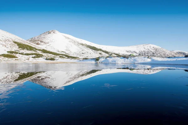 Mountain Lake Reflejo Del Cielo Agua Paisaje Primavera Cárpatos Ucrania —  Fotos de Stock