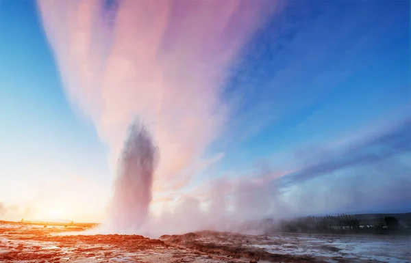 Strokkur Geyser Eruption Iceland Fantastic Colors Shine Steam Beautiful Pink — Stock Photo, Image