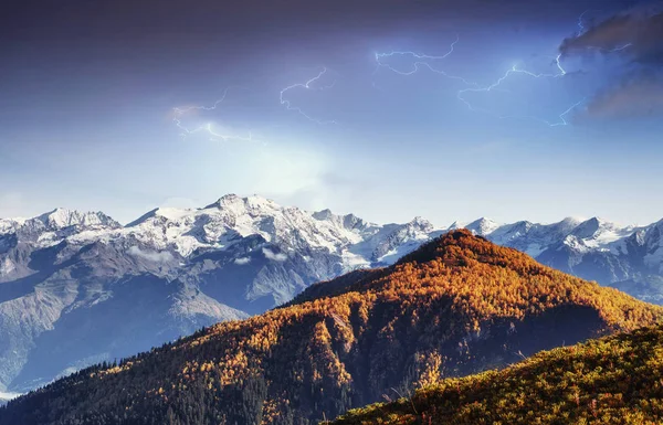 Fantastique Collage Belle Foudre Sur Les Sommets Enneigés Des Montagnes — Photo
