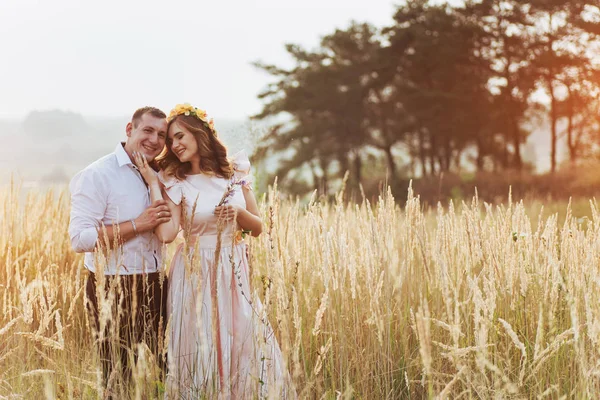 Gelukkige Vrouw Met Haar Echtgenoot Val Seizoen Het Hoge Gras — Stockfoto