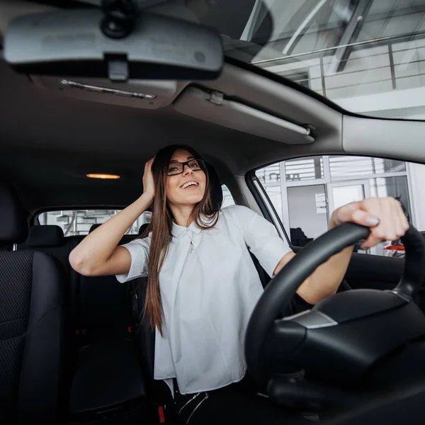 Mujer Bastante Joven Conduciendo Nuevo Coche — Foto de Stock