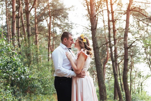 Pareja Feliz Bosque Pinos Mundo Belleza — Foto de Stock