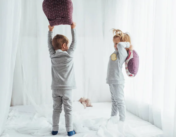 Crianças Pijama Macio Quente Brincando Cama — Fotografia de Stock