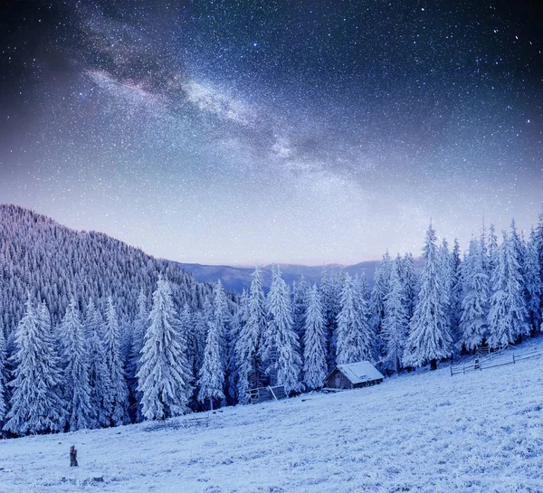星空の下で夜の山のシャレー 冷ややかな日で魔法のイベント 休日を見越して 劇的な場面 カルパティア山脈 ウクライナ ヨーロッパ — ストック写真