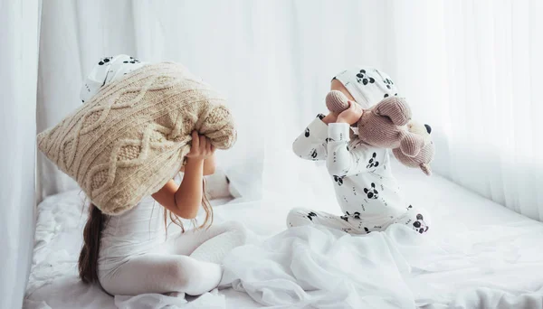 Kinderen Zachte Warme Pyjama Spelen Bed — Stockfoto
