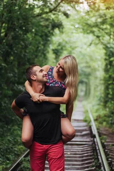 Couple Aimant Dans Amour Tunnel Route Fer — Photo