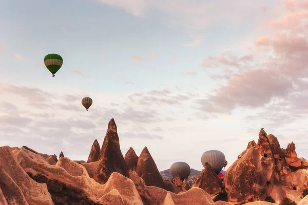 トルコのカッパドキアで岩の風景の上を飛んで 熱気球 ギョレメ国立公園内の火山の山の間に位置します — ストック写真