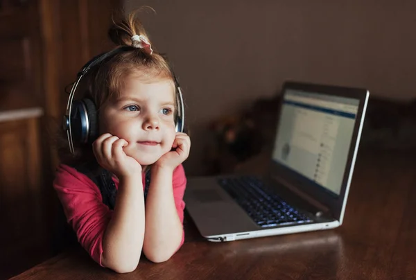 Счастливый Красивый Ребенок Наушниках Слушающий Музыку Заднем Плане Ноутбук — стоковое фото