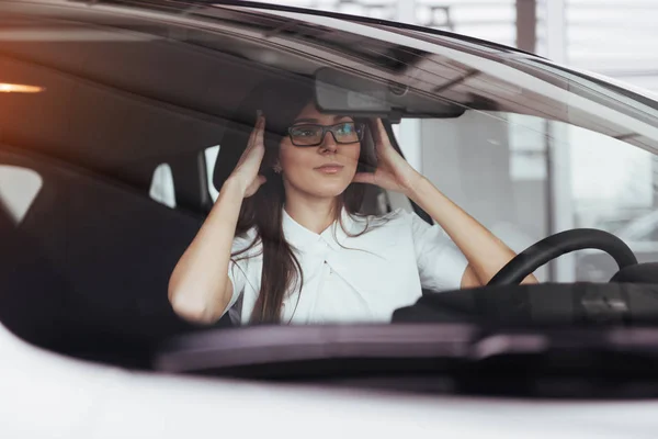 Atractiva Joven Mujer Caucásica Mirando Cámara Desde Asiento Delantero Del — Foto de Stock