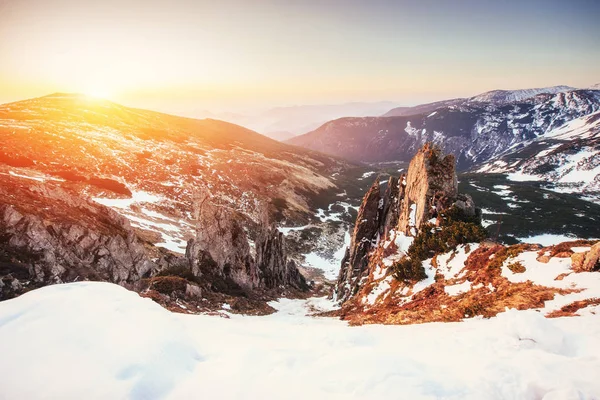 Farbenfroher Frühlingssonnenuntergang Über Den Bergketten Den Karpaten Des Nationalparks Ukraine — Stockfoto