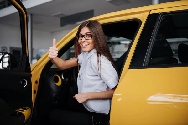 Mujer Joven Nuevo Coche Sonriendo — Foto de Stock