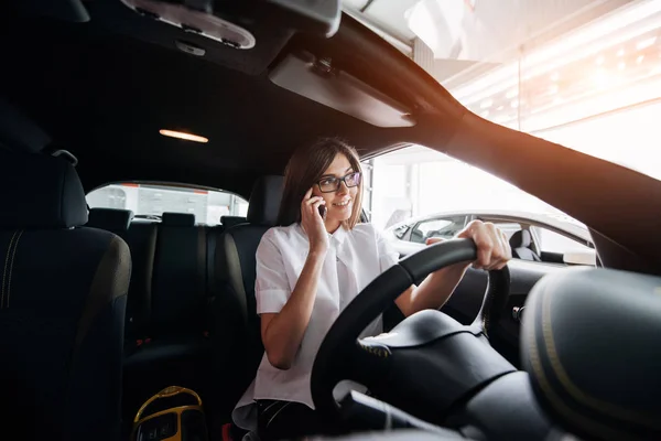 Affärskvinna Som Talar Telefon Bilen — Stockfoto