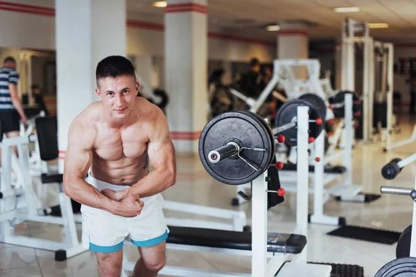 몸매는 체육관에서 보여주는 매력적인 남자의 초상화 — 스톡 사진