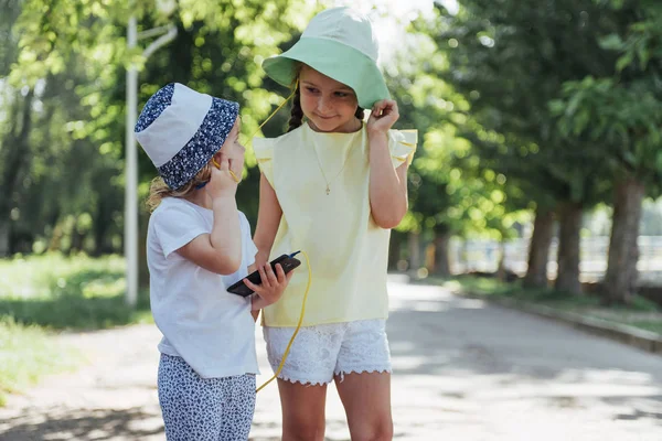 Happy Girl Headphones Share Music Your Smartphone Street — Stock Photo, Image