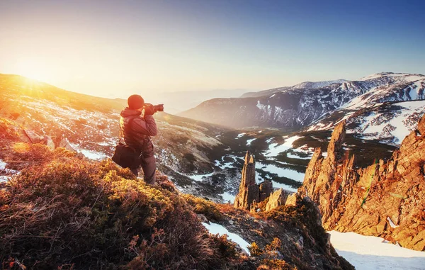 Touriste Regarde Paysage Beau Coucher Soleil Paysage Printanier Carpates Ukraine — Photo