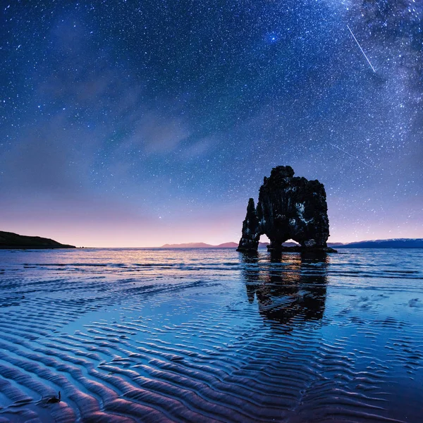 Hvitserkur Yüksekliği Fantastik Yıldızlı Gökyüzü Samanyolu Zlanda Nın Kuzey Vatnsnes — Stok fotoğraf