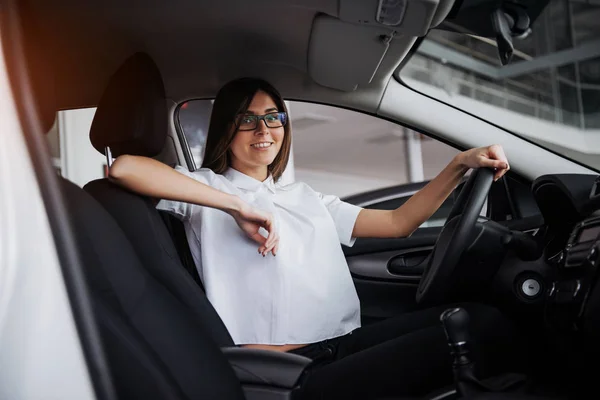 Portret Van Jonge Mooie Vrouw Zitten Auto — Stockfoto