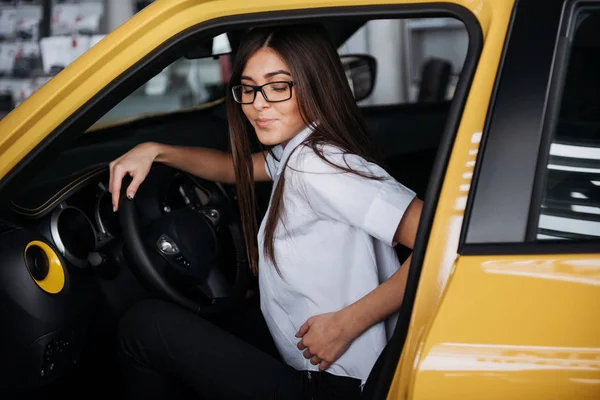 Atractiva Joven Mujer Caucásica Mirando Cámara Desde Asiento Delantero Del — Foto de Stock