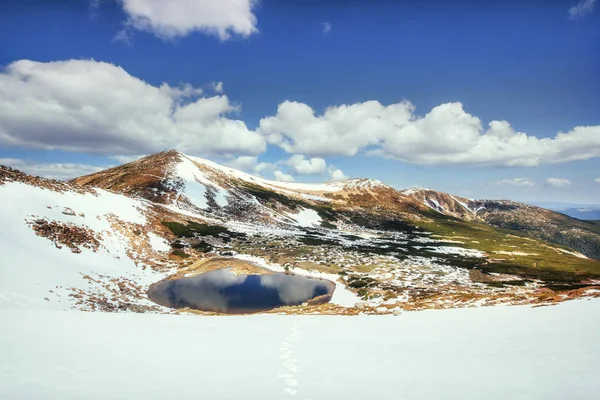 Mountain Lake Reflet Ciel Dans Eau Paysage Printanier Carpates Ukraine — Photo