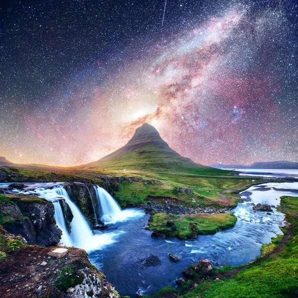 Fantastisk Stjärnhimmel Över Landskap Och Vattenfall Kirkjufell Berg Island Tillstånd — Stockfoto