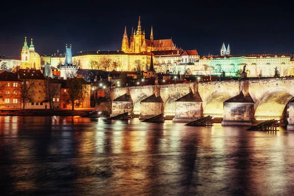 夜のプラハ城やカレル橋します — ストック写真