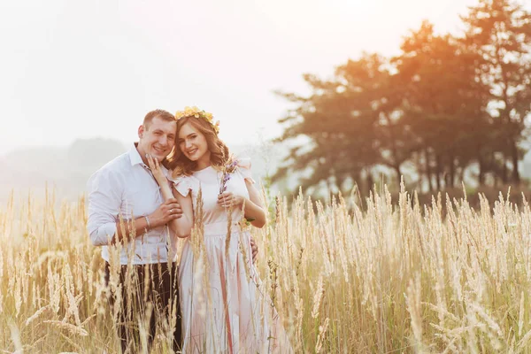 夕日に背の高い草の秋のシーズンでは夫と一緒に幸せな女 — ストック写真