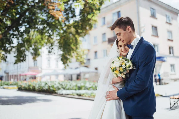 Porträtt Lyckliga Bröllopsparet Utomhus Fantastisk Sommardag — Stockfoto