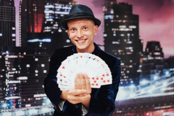 Goochelaar Toont Truc Met Speelkaarten Magic Circus Gokken — Stockfoto