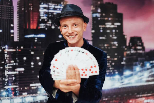 Mago Mostrando Truco Con Las Cartas Magia Circo Juego —  Fotos de Stock