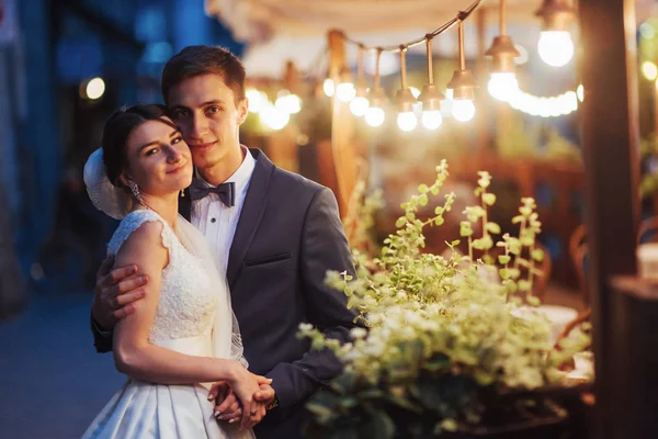 Pareja Boda Noche Lightin Café Junto Con Luces Decoración — Foto de Stock