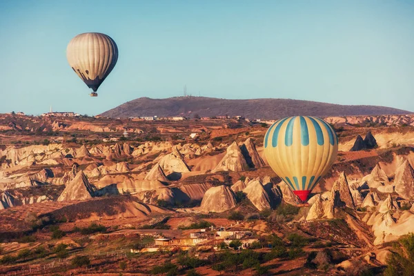 Globo Aire Caliente Volando Sobre Paisaje Rocoso Capadocia Turquía Valle — Foto de Stock