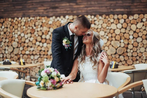幸せな若いカップルは 彼女の幸せな日にカメラマンのポーズします 結婚式の日 — ストック写真