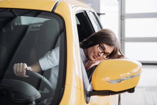 Mujer Joven Nuevo Coche Sonriendo — Foto de Stock