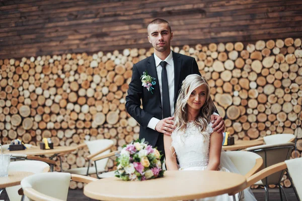 Casal Jovem Feliz Posa Para Fotógrafos Seu Dia Mais Feliz — Fotografia de Stock