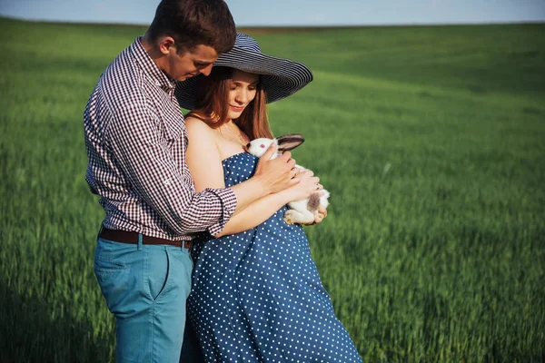 夫とウサギと妊娠中の女性 — ストック写真
