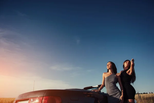 Young Women Photo Shoot Girls Gladly Posing Next Black Convertible — Stock Photo, Image