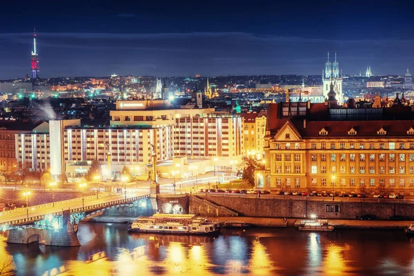 Die Prachtvolle Prager Burg Bei Nacht Entlang Der Moldau — Stockfoto