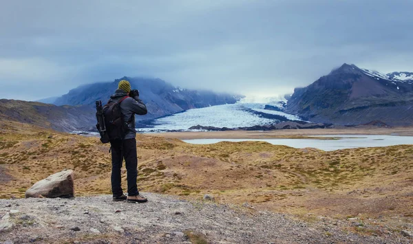 Fotograf Urokliwe Miejsce Islandii Podziwianie Piękna Gór Fantastyczne Wiosnę Krajobraz — Zdjęcie stockowe