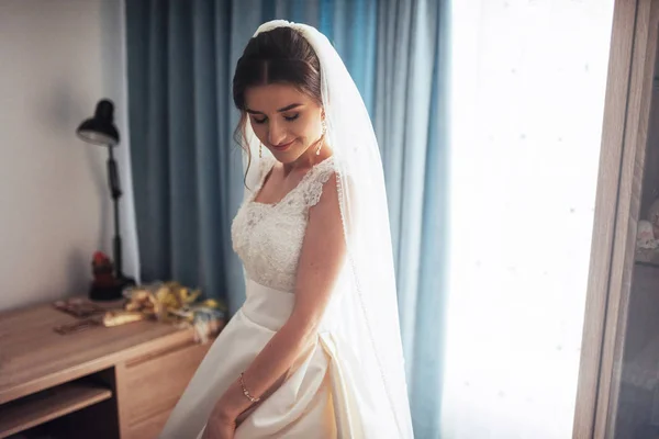 Retrato Noiva Feliz Vestido Fantástico Dia Verão — Fotografia de Stock