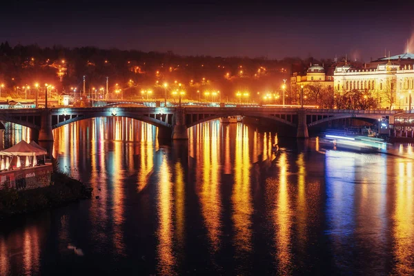 Die Prachtvolle Prager Burg Bei Nacht Entlang Der Moldau — Stockfoto