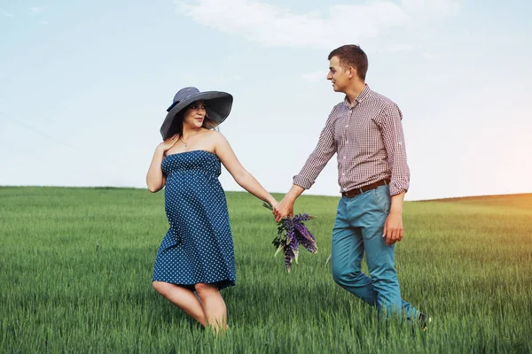 Familia Feliz Abrazándose Campo Trigo Verde Madre Esperando Niño Las — Foto de Stock