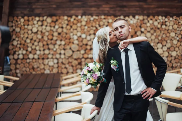 Šťastný Mladý Pár Představuje Pro Fotografy Její Nejšťastnější Den Svatební — Stock fotografie